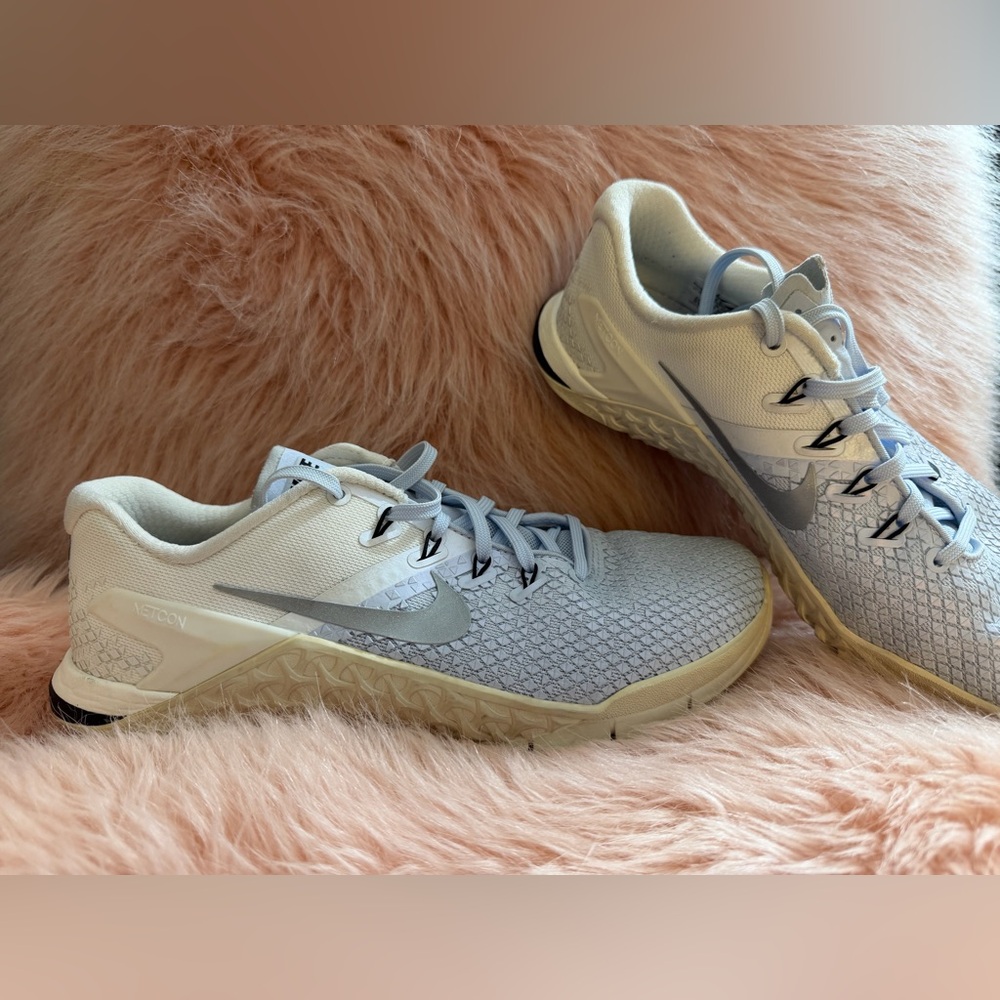 Nike Women's Metcon 4 XD Metallic in the "Half Blue"